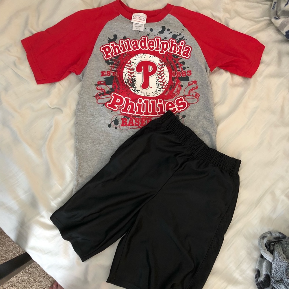 Philadelphia Phillies Tee with Black Shorts Outfit